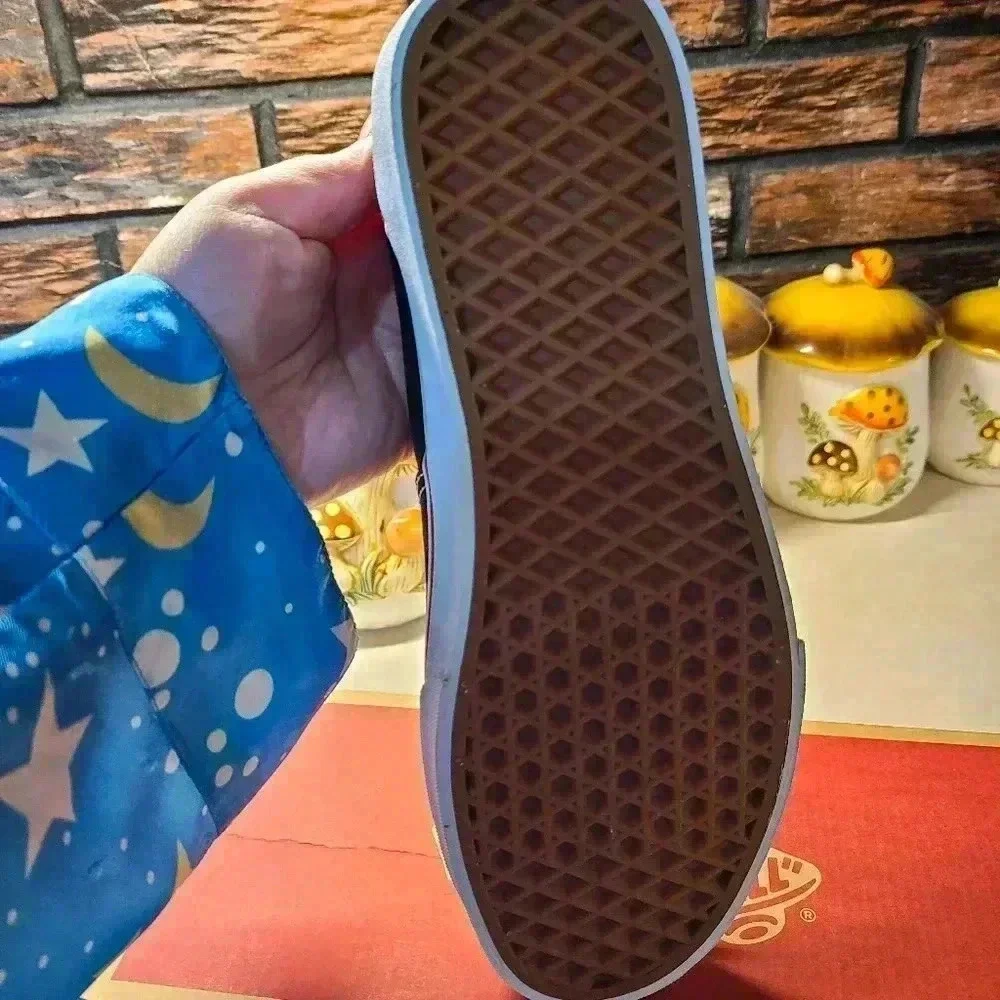 Van's Era Heart Sneaker- Matching Laces - Picture 4 of 7